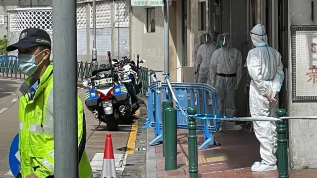 澳門衛生當局人員在確診者的住所進行清潔消毒。