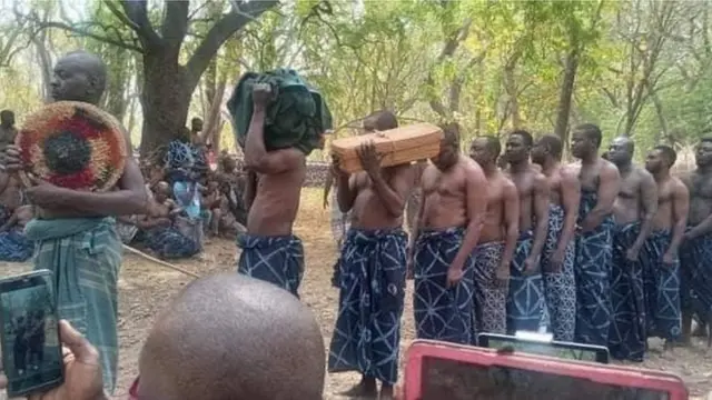 Mourners for di burial