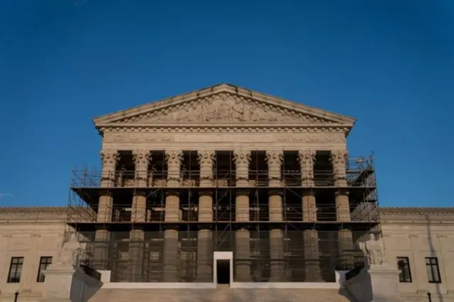 Fachada da Suprema Corte americana, em Washington, em dia de céu aberto