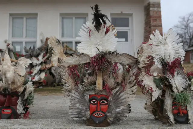 Selo Sadovik poznato je po bogato dekorisanim maskama sa elementima od perja, rogova, lišća, kukuruza i konoplje. Nakon slavlja prethodne noći, maske su ostavljene ispred lokalne prodavnice. Usled dužine trajanja obreda drugog dana Surve, kao i težine samih maski, odlučeno je da se one tog dana neće koristiti.