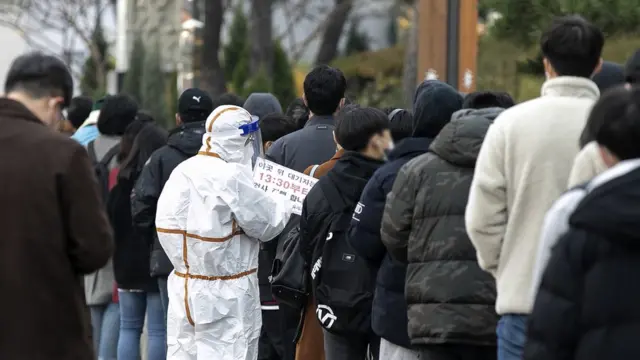 29일 서울 송파구보건소에 마련된 코로나19 선별진료소에 시민들이 순서를 기다리며 줄 서 있다.