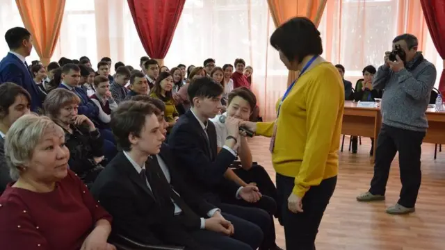 দিনা স্মাইলোভা বলছেন, যৌন নিপীড়নের প্রশ্নে সমাজের দৃষ্টিভঙ্গী বদলাতে হবে।