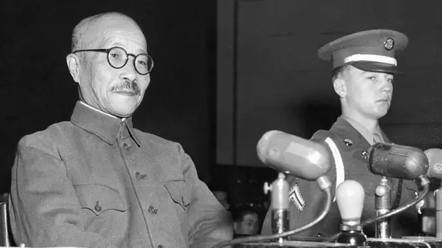 Hideki Tojo (bidix) waxa lagu helay dembiyo dagaal oo waa la deldelay