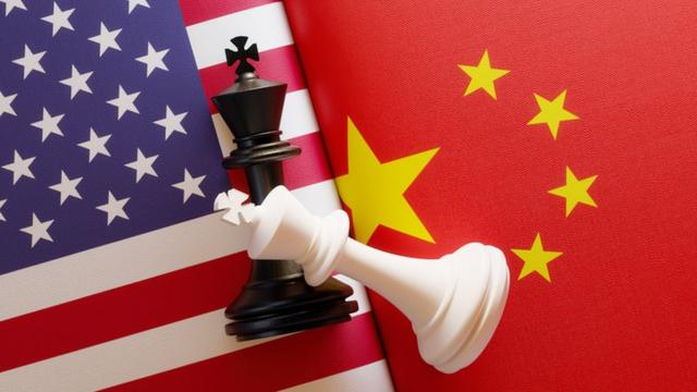 Banderas Estados Unidos, China con reyes de ajedrez.