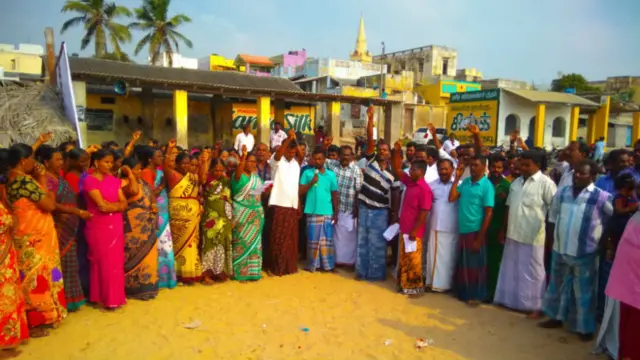 படகில் கறுப்பு கொடி கட்டி கல்லாமொழி மீனவர்கள் கடலில் இறங்கி போராட்டம்