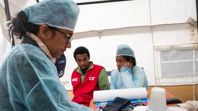 Doctora atiende a dos pacientes en carpa sanitaria