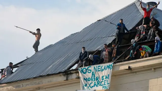 "Nos negamos a morir en las cárceles", protestan los presos argentinos.