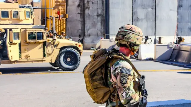 Soldado americano apareceofertas betanoperfil, na rua, ao ladoofertas betanotanque