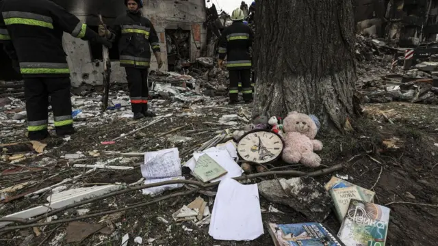 أعمال إزالة الأنقاض في منطقة بورودينكا في كييف في 8 أبريل 2022.