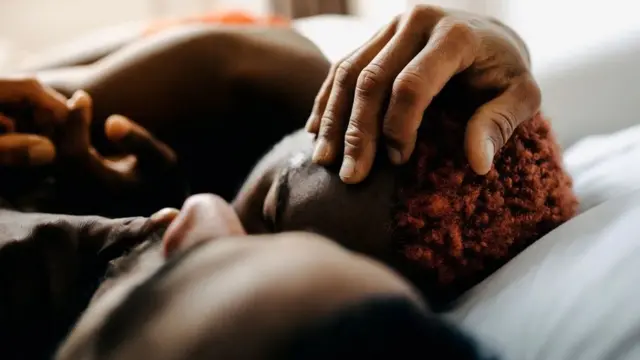 இருவர் படுத்திருக்கும் காட்சி