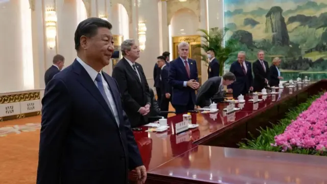 北京人民大会堂内习近平（前左）走进会见美国参议院代表团大厅（9/10/2023）