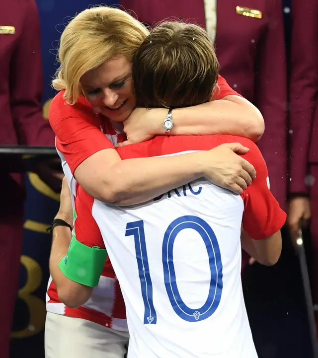 Kolinda Grabar-Kitarovic abrazando a Modric.