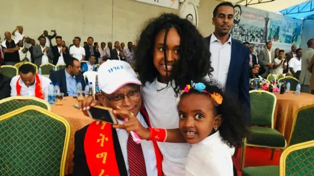 Dr Dabratsiyoon ijoollee waliin