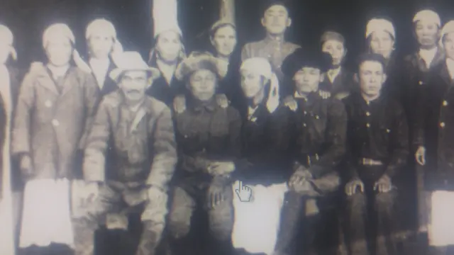 Нагима Айтматова (үстүңкү катардо ортодо)