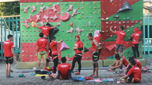Aries Susanti Rahayu berkumpul bersama timnya sebelum melakukan latihan panjat tebing di Stadiun Mandala Krida Yogyakarta, Selasa (22/05).
