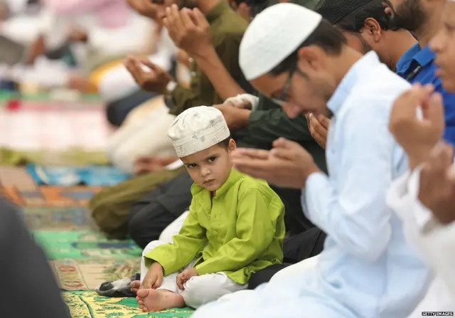 लखनऊ की टीले वाली मस्जिद में पिछले शुक्रवार को 'अलविदा की नमाज़' पढ़ते मुसलमान.