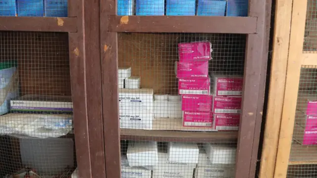 Des stocks de médicaments et de fournitures sanitaires, notamment des tests de dépistage du paludisme, des préservatifs et du paracétamol, sont distribués par des agents de santé communautaires dans un centre de santé de Konobo.
