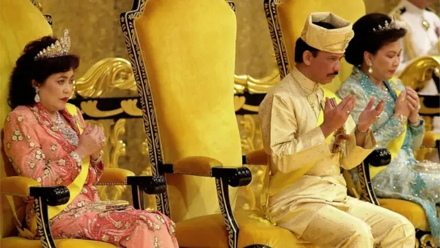 Sultan bersama kedua istrinya Ratu Salleha Al-Marhum dan Ratu Mariam Abdul Aziz