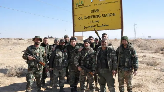 Soldados sirios protegiendo un campo petrolero.