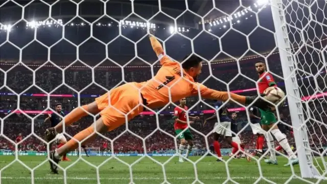 Lloris a joué en faveur des bleus lors du match contre le Maroc, en repoussant un tir d'un Chilien.