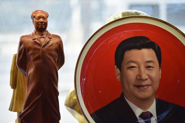 Prato decorado com a imagem9jabetXi Jinping ao lado9jabetuma estátua9jabetMao