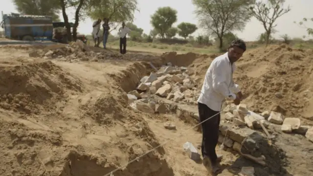 प्राकृतिक ढांचों का इस्तेमाल पानी इकट्ठा करने के लिए होता है