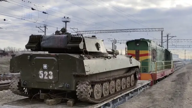 بعض المعدات تنقل عبر السكة الحديد.