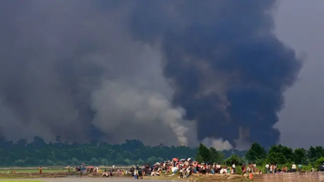 Ribuan orang Rohingya menyebrang perbatasan Myanmar Bangladesh tahun 2017, sesudah militer memulai operasi.