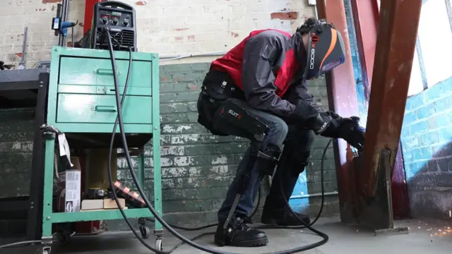 Un homme portant un costume SuitX