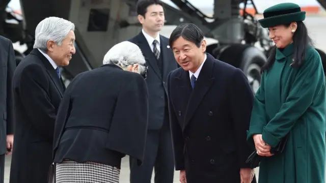Japanese Emperor Akihito (L) and Empress Michiko (2nd L) leave for Vietnam as Crown Prince Naruhito (2nd R) and Crown Princess Masako (R) see them off at Tokyo's Haneda Airport on February 28, 2017. The royal couple are scheduled to visit Hanoi and Hue before travelling to Thailand, according to the Imperial Household Agency