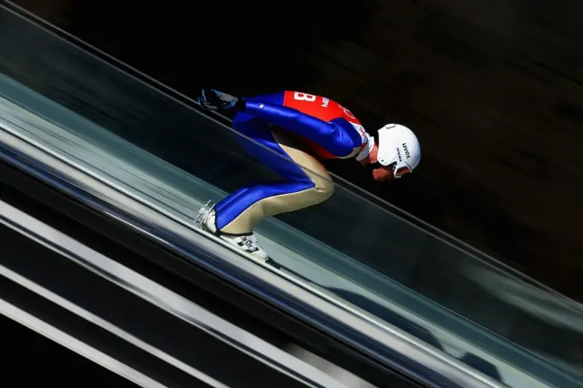 Deportista desciende una colina en sky