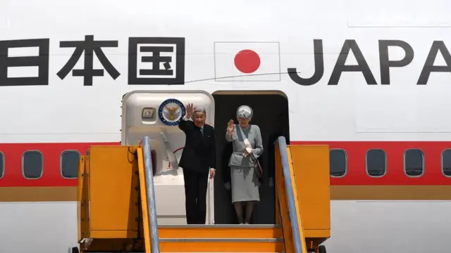 日本天皇夫妇离开越南