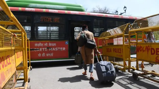 নিজামউদ্দিন মসজিদ থেকে লোকজনকে বাসে করে সরিয়ে নেওয়া হচ্ছে।