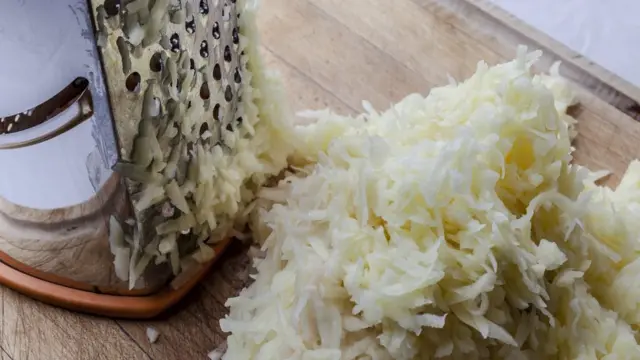 Натертый картофель.