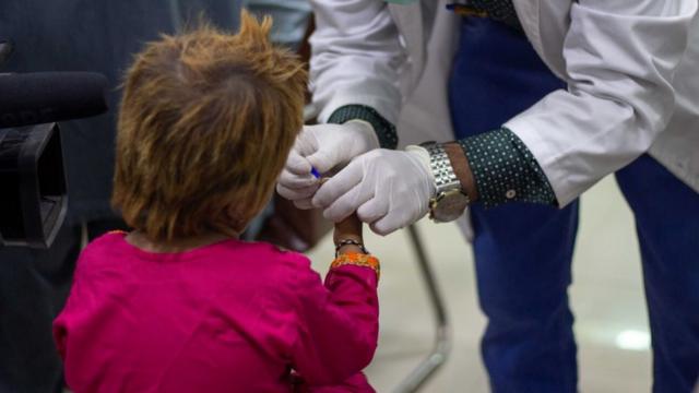 Un enfant se fait prélever du sang pour un test de dépistage dans la province de Sindh, au Pakistan.