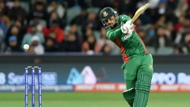 লিটন দাস অ্যাডেলেইডে ব্যাট করতে নেমে ৩টি ছক্কা ও ৭টি চারে সাজানো ইনিংসে ২৭ বলে ৬০ রান তোলেন।