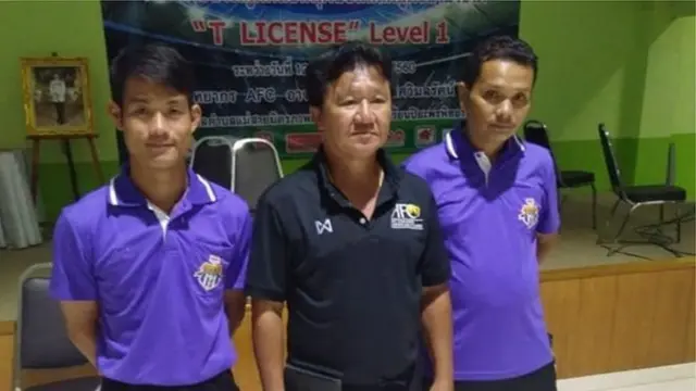 প্রধান কোচের (ডানে) সাথে সহকারী কোচ একাপল (বামে)