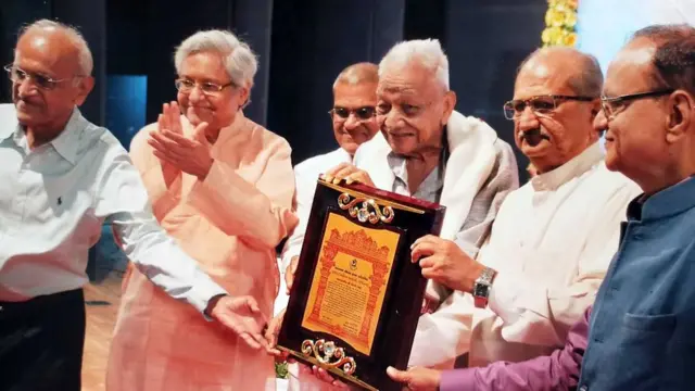 સાહિત્ય અકાદમી પુરસ્કાર મેળવતી વખતે વિનોદ ભટ્ટની તસવીર