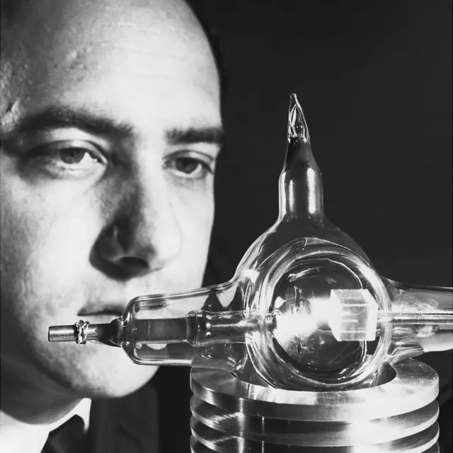 Theodore Maiman con su máquina.