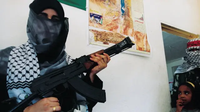 Член "Бригад аль-Аксы" в северном Ливане в 2002 году