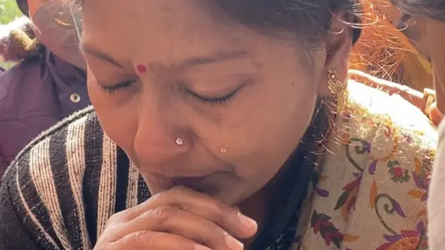 प्रदर्शन कर रही एक महिला