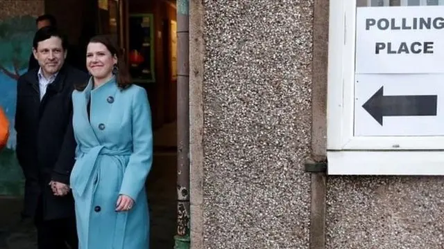 自由民主党领袖乔·斯温森在丈夫陪同下，走访格拉斯哥。