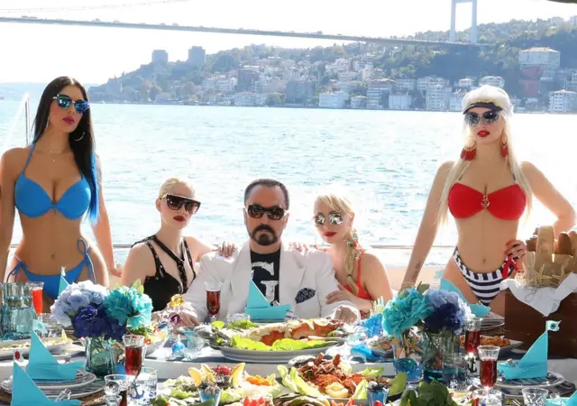 Adnan Oktar və kediciklər