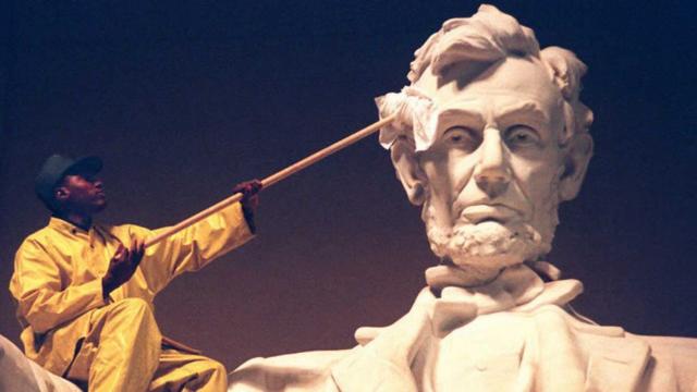 Un hombre limpia la estatua de Abraham Lincoln en Washington.