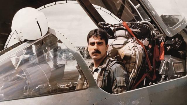 El Capitán Armindo Sousa Viriato de Freitas en un avión de combate de la FAB, la Fuerza Área Brasileña.