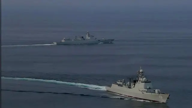 数字丝绸之路：经过阿拉伯海的通讯线缆项目将把瓜达尔港同东非和非洲相联，扩大亚非欧的数据流通。在阿拉伯海附近的中国护航军舰。