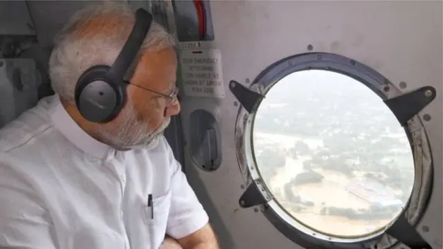 કેરળમાં પૂરગ્રસ્ત વિસ્તારોનું હવાઈ નિરિક્ષણ કરી રહેલા વડાપ્રધાન નરેન્દ્ર મોદી