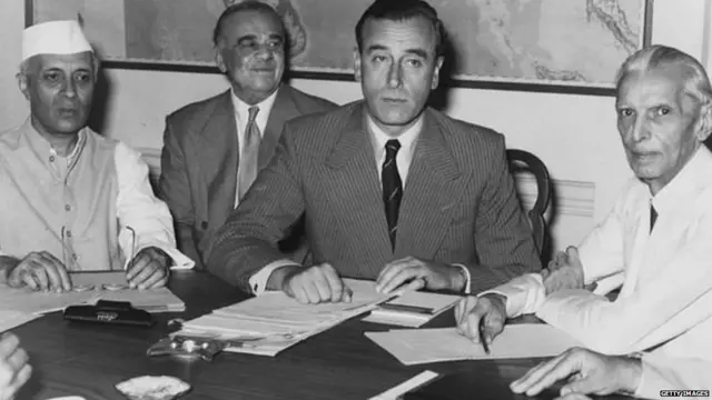 लॉर्ड माउंटबॅटन सोबत भारताचे प्रथम पंतप्रधान नेहरू आणि जिना