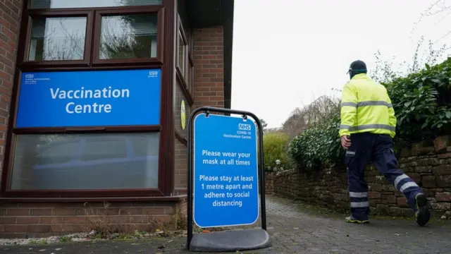 İngiltere'de pek çok kamu binası aşılama merkezine dönüştürüldü.
