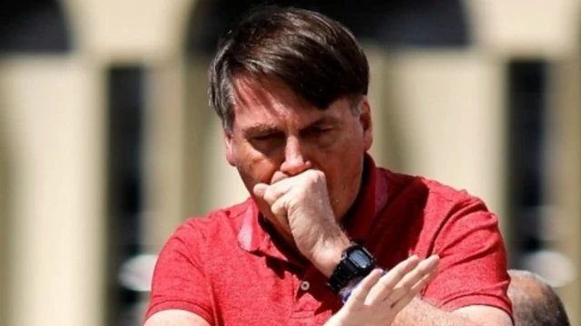 Bolsonaro ayaa lagu soo warramay in isagoo mudaharaadeyaal u khudbeynaya uu qufacay